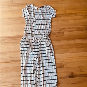 Pantsuit short sleeved.